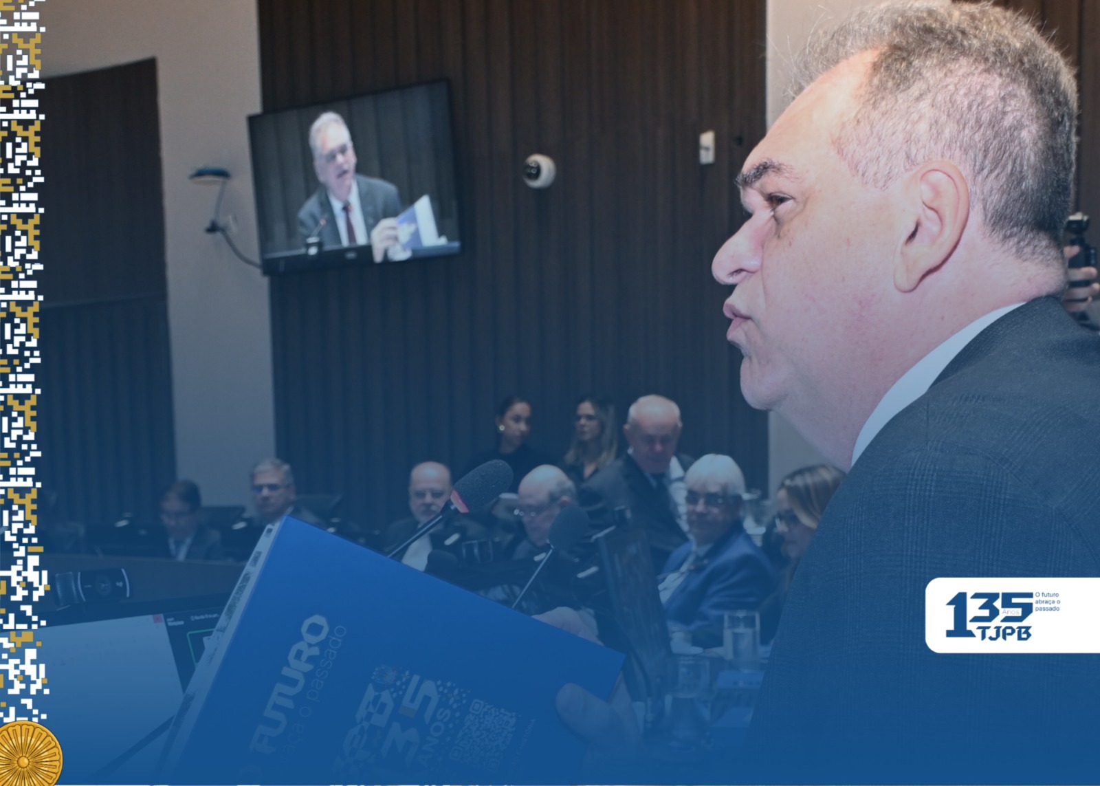 Foto do presidente do TJPB com o livro comemorativo de 135 anos