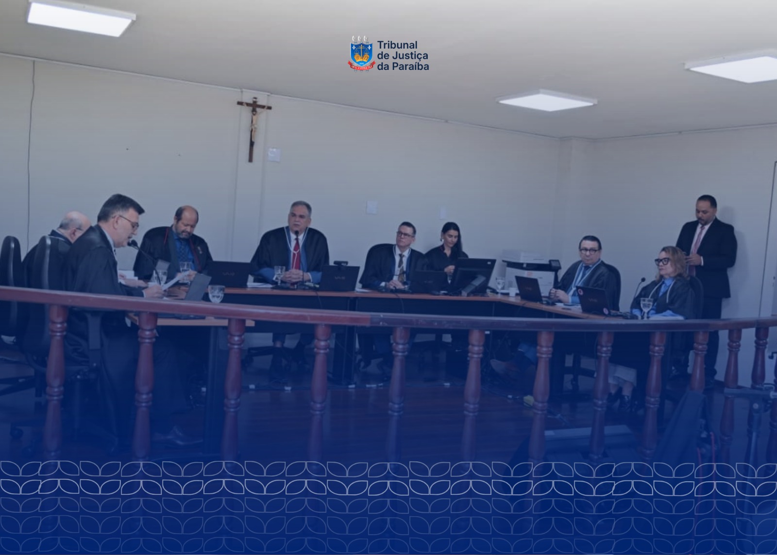 Foto do presidente do TJPB  e auxiliares na  primeira sessão itinerante em Esperança